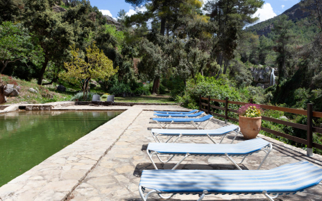 Sunbathe with the sound of birds and the river